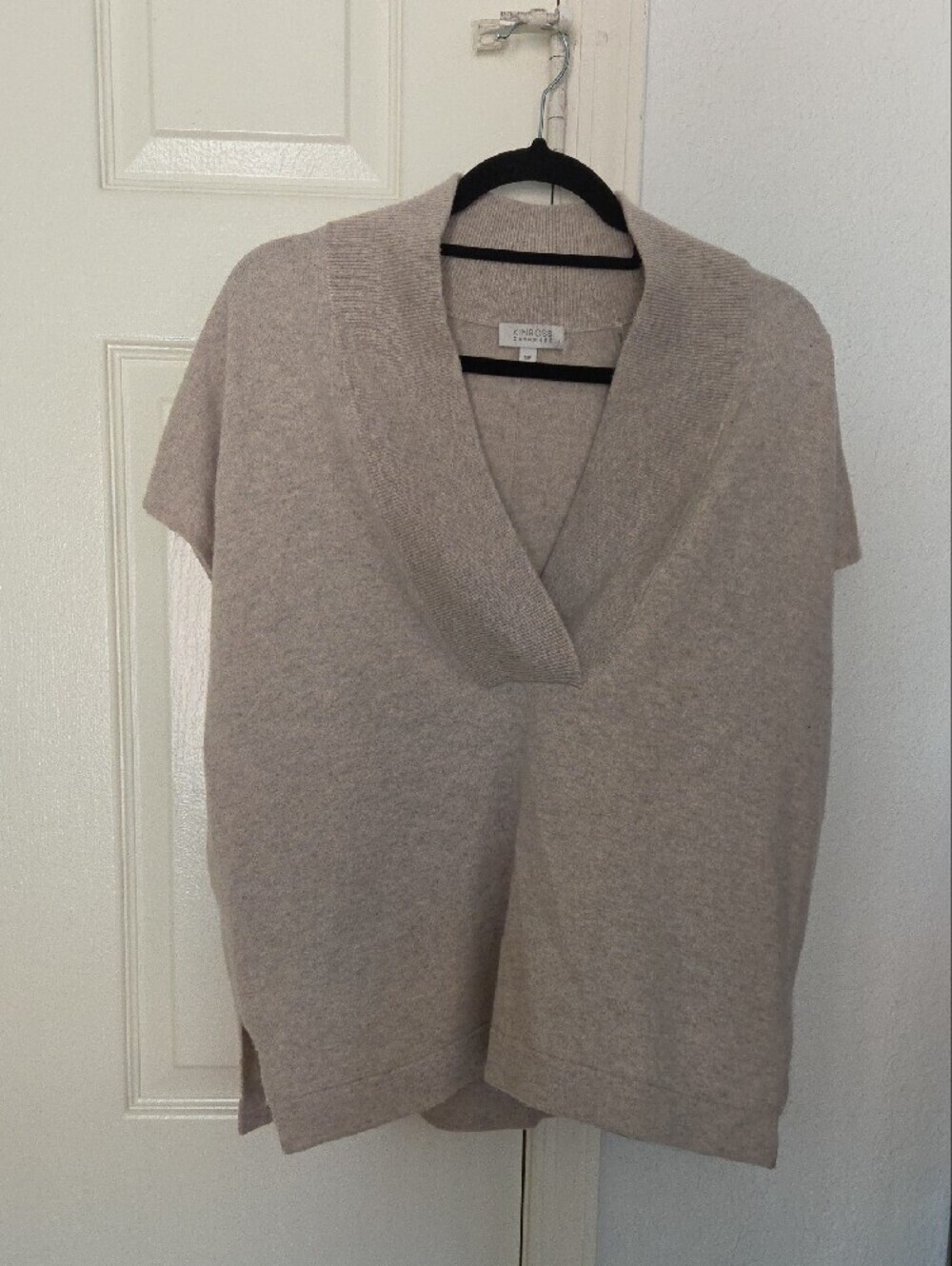 Kinross Cashmere Women's Light Cream V-Neck Short-Sleeve Sweater S/M